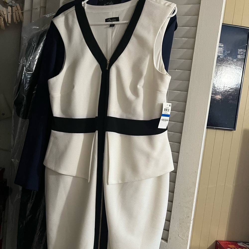 Women’s s/s dress w/lining and front zipper  w/black  trim size XL.